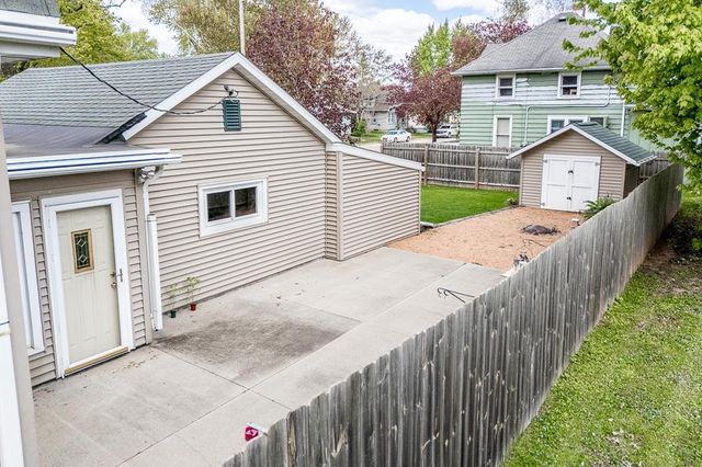 1002 MILL STREET, New London, WI 54961