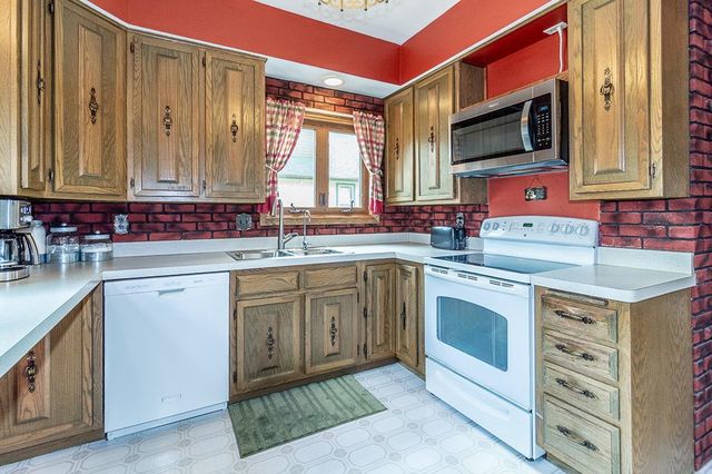 1002 MILL STREET, New London, WI 54961