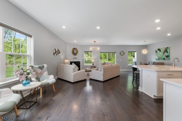 18 Mccluskey Pl, Morris Plains Boro, NJ 07950