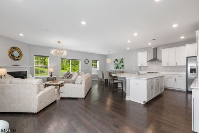 18 Mccluskey Pl, Morris Plains Boro, NJ 07950