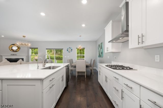 18 Mccluskey Pl, Morris Plains Boro, NJ 07950