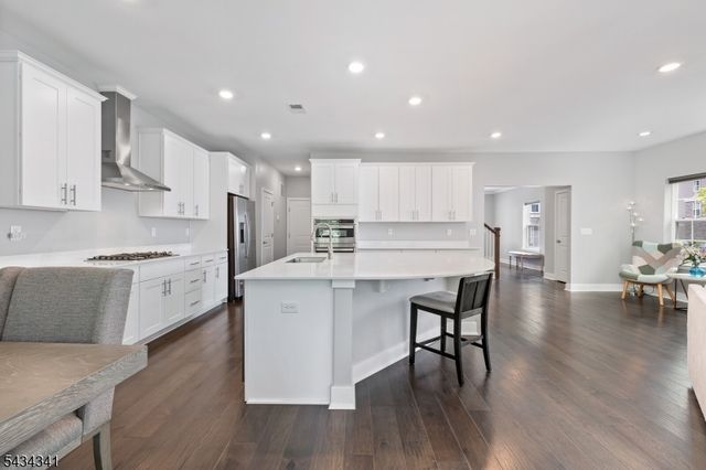 18 Mccluskey Pl, Morris Plains Boro, NJ 07950