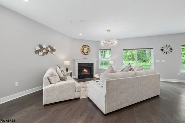 18 Mccluskey Pl, Morris Plains Boro, NJ 07950