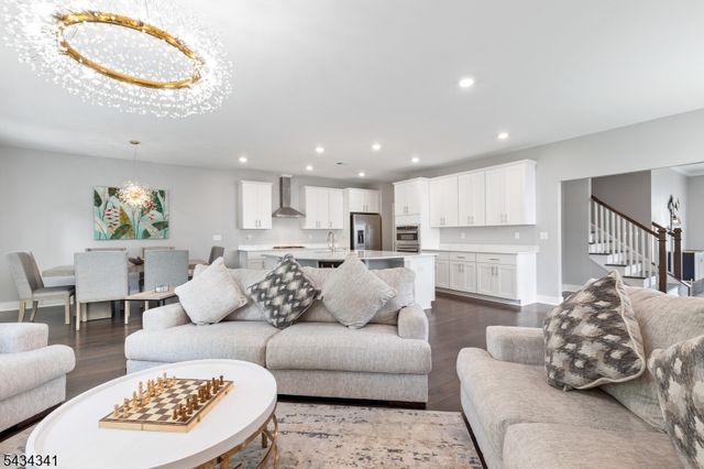 18 Mccluskey Pl, Morris Plains Boro, NJ 07950