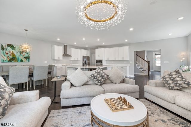 18 Mccluskey Pl, Morris Plains Boro, NJ 07950
