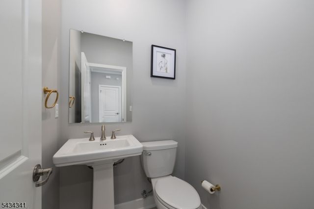 18 Mccluskey Pl, Morris Plains Boro, NJ 07950