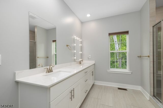 18 Mccluskey Pl, Morris Plains Boro, NJ 07950