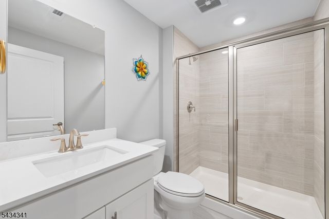 18 Mccluskey Pl, Morris Plains Boro, NJ 07950
