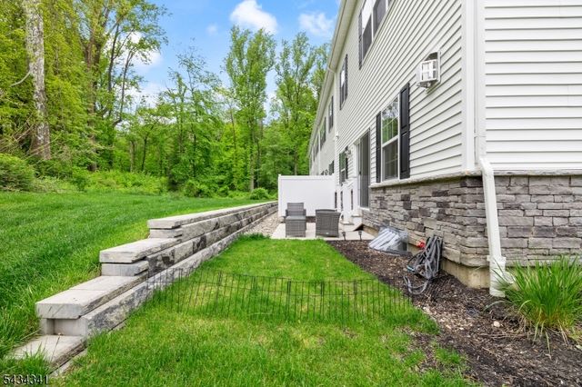 18 Mccluskey Pl, Morris Plains Boro, NJ 07950