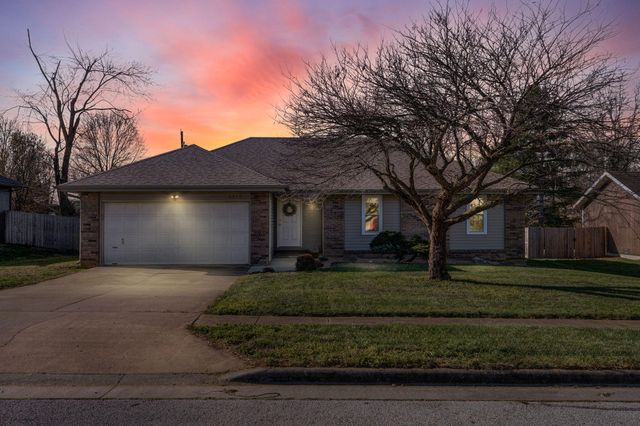 2672 W Village Terrace, Springfield, MO 65810