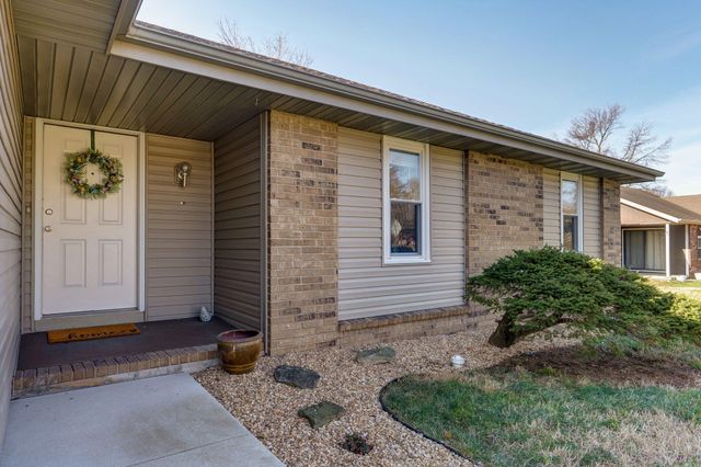 2672 W Village Terrace, Springfield, MO 65810