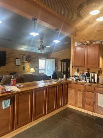 100 Camelot Dr, Camden, TN 38320