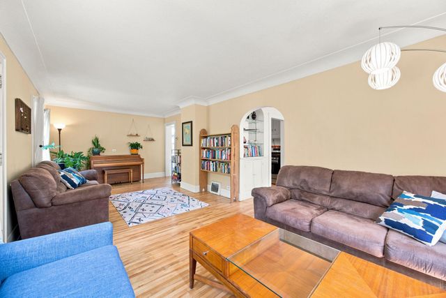 4042 Queen Avenue N, Minneapolis, MN 55412