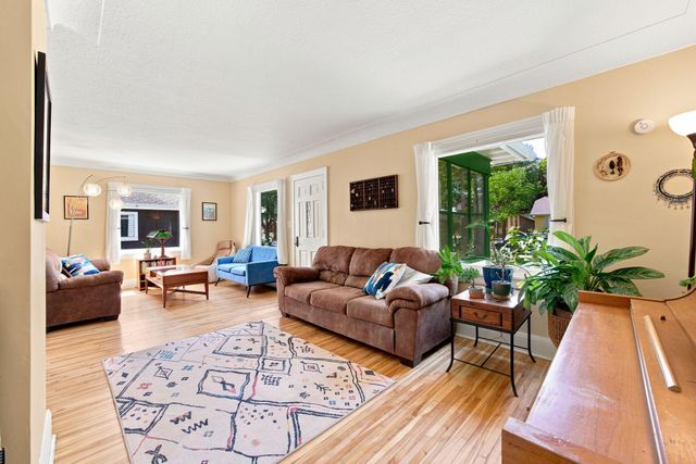 4042 Queen Avenue N, Minneapolis, MN 55412