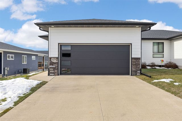 1429 Applewood Drive, Fairfax, IA 52228