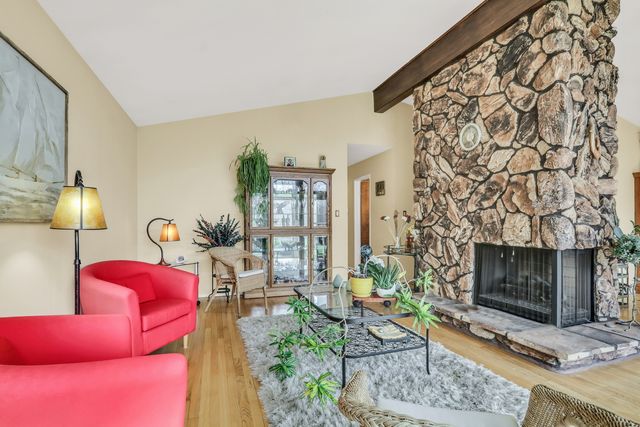 180 Crescent Knoll Drive, Green Oaks, IL 60048