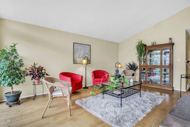 180 Crescent Knoll Drive, Green Oaks, IL 60048