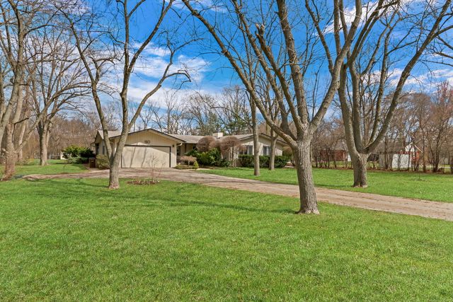 180 Crescent Knoll Drive, Green Oaks, IL 60048