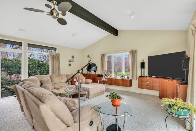 180 Crescent Knoll Drive, Green Oaks, IL 60048