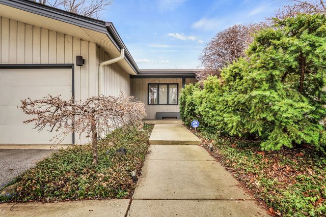 180 Crescent Knoll Drive, Green Oaks, IL 60048