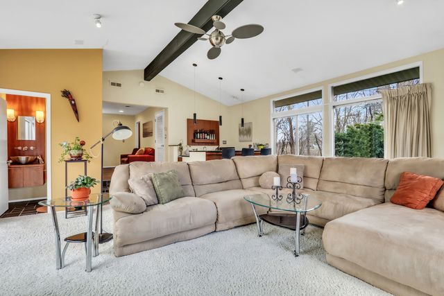 180 Crescent Knoll Drive, Green Oaks, IL 60048