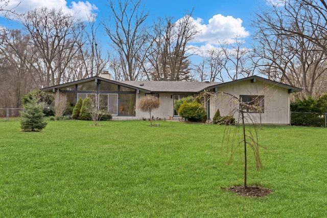 180 Crescent Knoll Drive, Green Oaks, IL 60048