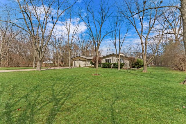 180 Crescent Knoll Drive, Green Oaks, IL 60048