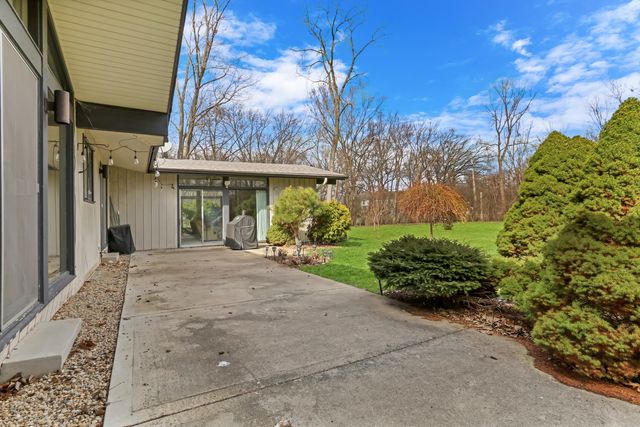180 Crescent Knoll Drive, Green Oaks, IL 60048