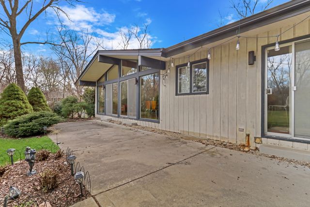 180 Crescent Knoll Drive, Green Oaks, IL 60048