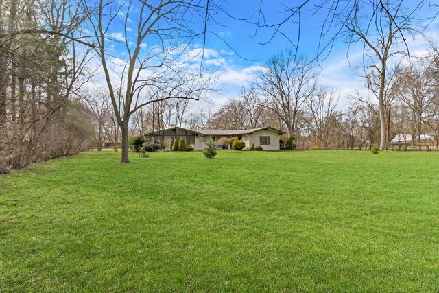 180 Crescent Knoll Drive, Green Oaks, IL 60048