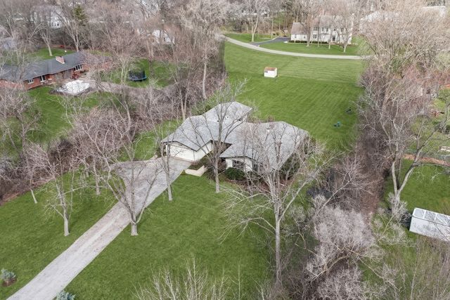 180 Crescent Knoll Drive, Green Oaks, IL 60048