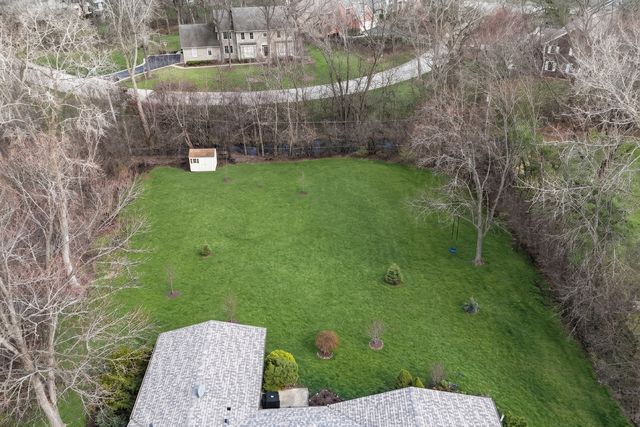 180 Crescent Knoll Drive, Green Oaks, IL 60048