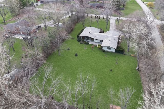 180 Crescent Knoll Drive, Green Oaks, IL 60048
