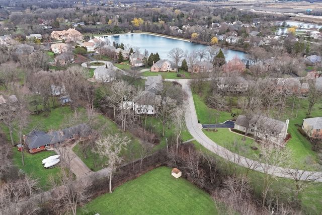 180 Crescent Knoll Drive, Green Oaks, IL 60048