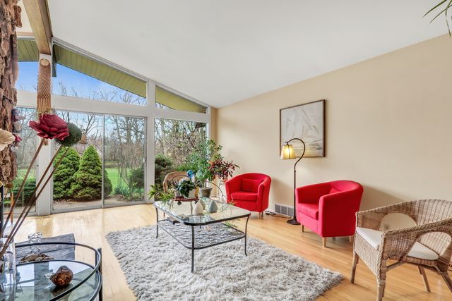 180 Crescent Knoll Drive, Green Oaks, IL 60048
