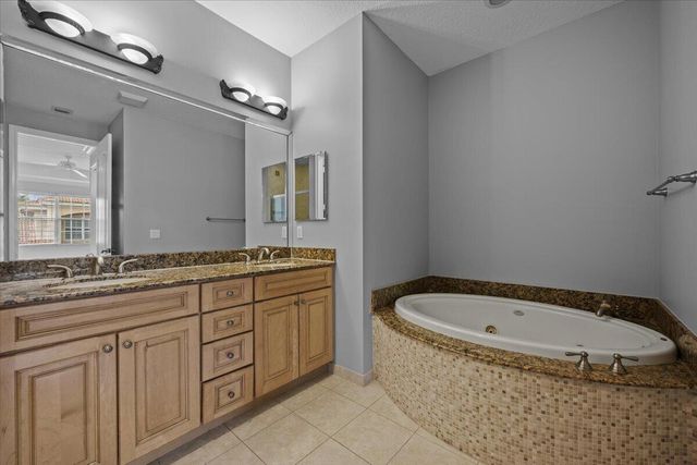 4902 Vine Cliff Way E, Palm Beach Gardens, FL 33418