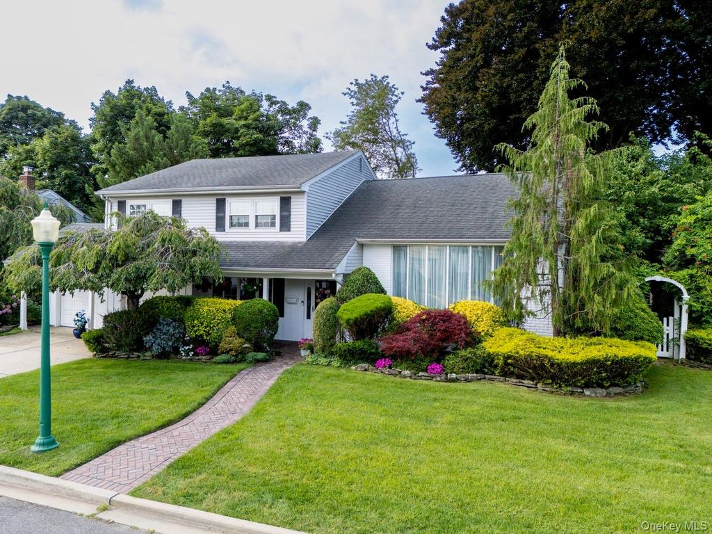 6 Huber Court, Rockville Centre, NY 11570