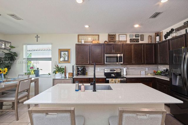 8175 NW Greenbank Cir, Port St. Lucie, FL 34987