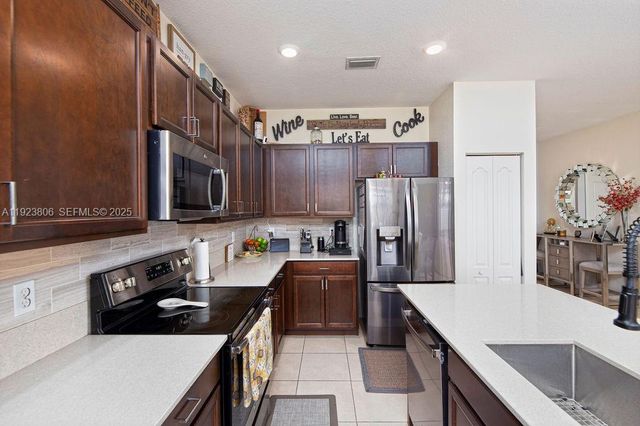 8175 NW Greenbank Cir, Port St. Lucie, FL 34987