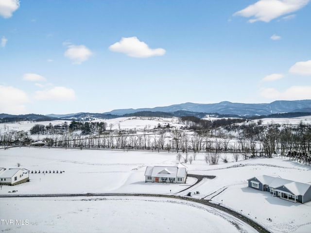 182 St Johns Way, Chilhowie, VA 24319