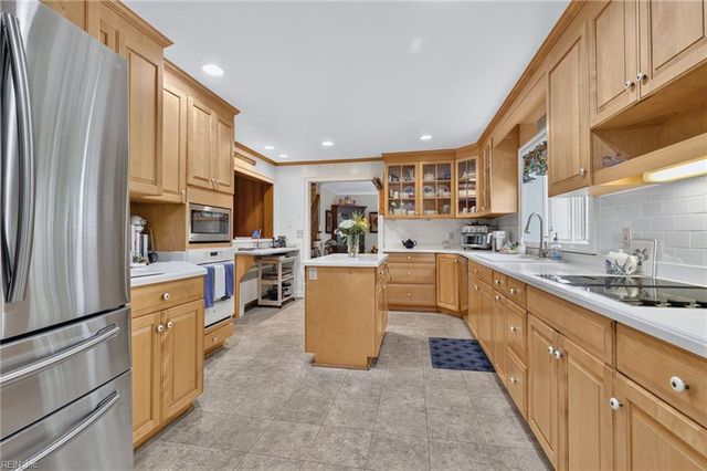 800 Linkhorn DR, Virginia Beach, VA 23451
