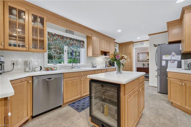 800 Linkhorn DR, Virginia Beach, VA 23451