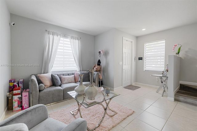3289 W 106th Ter, Hialeah, FL 33018