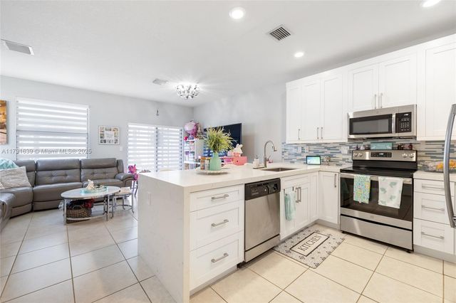 3289 W 106th Ter, Hialeah, FL 33018