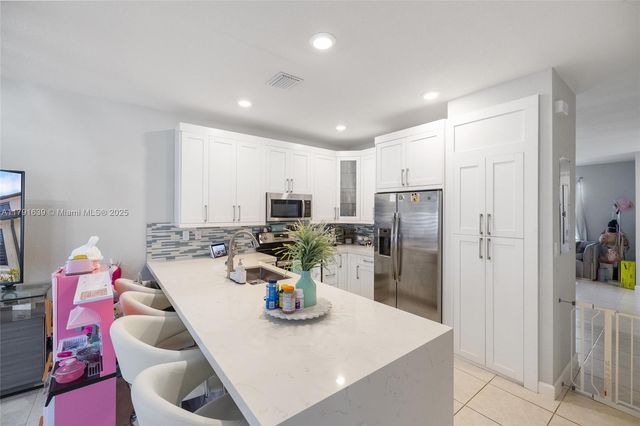 3289 W 106th Ter, Hialeah, FL 33018