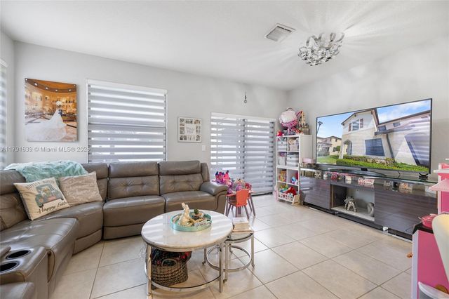 3289 W 106th Ter, Hialeah, FL 33018