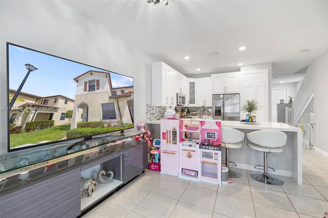 3289 W 106th Ter, Hialeah, FL 33018