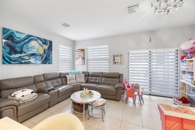 3289 W 106th Ter, Hialeah, FL 33018