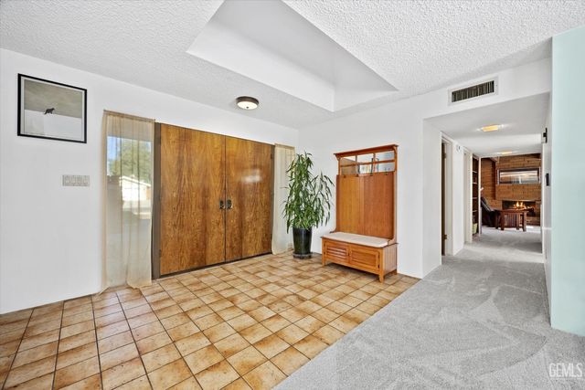 1912 Glenbrea Court, Bakersfield, CA 93309