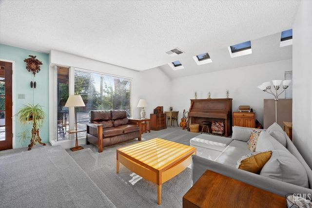 1912 Glenbrea Court, Bakersfield, CA 93309